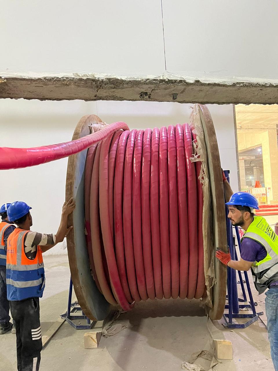 Al Riyadh Avenue project - Pulling Cables 